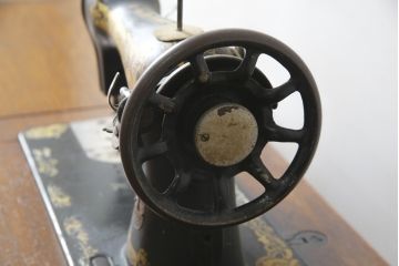 ジャンク品　SINGER(シンガー)社　お洒落なアンティークの空間を演出するミシンテーブル(シンガーミシン、ミシン台、ディスプレイ、工業用ミシン、店舗什器)(R-078663)