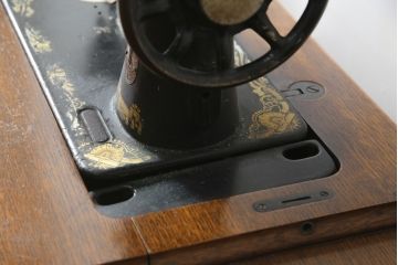 ジャンク品　SINGER(シンガー)社　お洒落なアンティークの空間を演出するミシンテーブル(シンガーミシン、ミシン台、ディスプレイ、工業用ミシン、店舗什器)(R-078663)