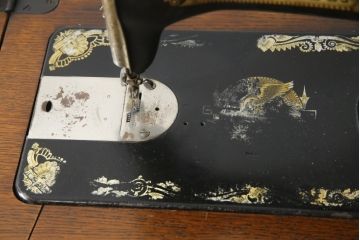 ジャンク品　SINGER(シンガー)社　お洒落なアンティークの空間を演出するミシンテーブル(シンガーミシン、ミシン台、ディスプレイ、工業用ミシン、店舗什器)(R-078663)