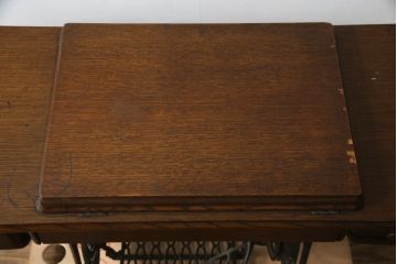 ジャンク品　SINGER(シンガー)社　お洒落なアンティークの空間を演出するミシンテーブル(シンガーミシン、ミシン台、ディスプレイ、工業用ミシン、店舗什器)(R-078663)
