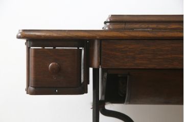 ジャンク品　SINGER(シンガー)社　お洒落なアンティークの空間を演出するミシンテーブル(シンガーミシン、ミシン台、ディスプレイ、工業用ミシン、店舗什器)(R-078663)