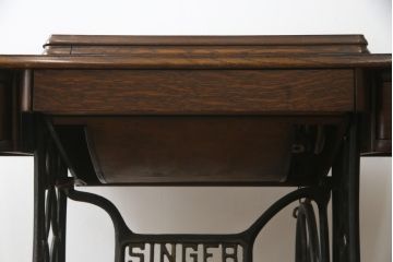 ジャンク品　SINGER(シンガー)社　お洒落なアンティークの空間を演出するミシンテーブル(シンガーミシン、ミシン台、ディスプレイ、工業用ミシン、店舗什器)(R-078663)