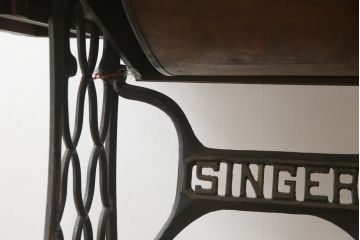 ジャンク品　SINGER(シンガー)社　お洒落なアンティークの空間を演出するミシンテーブル(シンガーミシン、ミシン台、ディスプレイ、工業用ミシン、店舗什器)(R-078663)