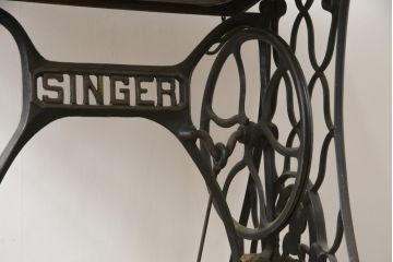 ジャンク品　SINGER(シンガー)社　お洒落なアンティークの空間を演出するミシンテーブル(シンガーミシン、ミシン台、ディスプレイ、工業用ミシン、店舗什器)(R-078663)