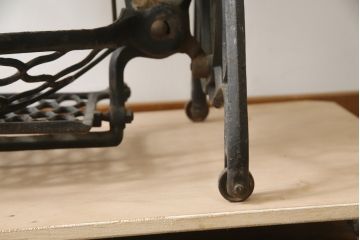 ジャンク品　SINGER(シンガー)社　お洒落なアンティークの空間を演出するミシンテーブル(シンガーミシン、ミシン台、ディスプレイ、工業用ミシン、店舗什器)(R-078663)