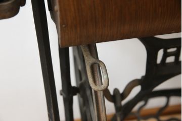 ジャンク品　SINGER(シンガー)社　お洒落なアンティークの空間を演出するミシンテーブル(シンガーミシン、ミシン台、ディスプレイ、工業用ミシン、店舗什器)(R-078663)