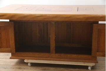 中古　美品　欅(ケヤキ)材　伝統木芸士　石橋武士作　重厚感のある佇まいと美しい木目が魅力的な大型サイズの囲炉裏テーブル(長火鉢、木製火鉢、ダイニングテーブル、食卓、4人掛け、6人掛け)(R-078664)