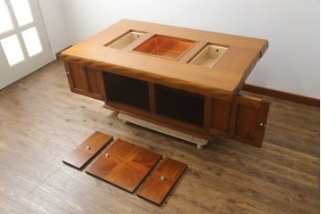 中古　美品　欅(ケヤキ)材　伝統木芸士　石橋武士作　重厚感のある佇まいと美しい木目が魅力的な大型サイズの囲炉裏テーブル(長火鉢、木製火鉢、ダイニングテーブル、食卓、4人掛け、6人掛け)(R-078664)
