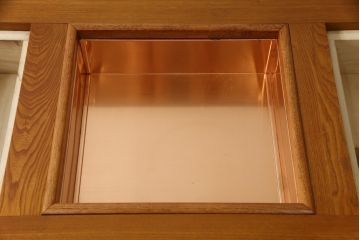 中古　美品　欅(ケヤキ)材　伝統木芸士　石橋武士作　重厚感のある佇まいと美しい木目が魅力的な大型サイズの囲炉裏テーブル(長火鉢、木製火鉢、ダイニングテーブル、食卓、4人掛け、6人掛け)(R-078664)