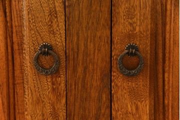 中古　美品　欅(ケヤキ)材　伝統木芸士　石橋武士作　重厚感のある佇まいと美しい木目が魅力的な大型サイズの囲炉裏テーブル(長火鉢、木製火鉢、ダイニングテーブル、食卓、4人掛け、6人掛け)(R-078664)