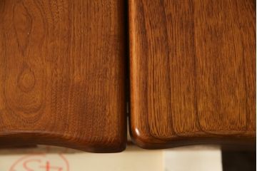 中古　美品　伝統木芸士　石橋武士作　欅(ケヤキ)材　上質な和の空間づくりに活躍する2人掛けベンチ(板座チェア、椅子、イス)(定価約16万5千円)(R-078665)