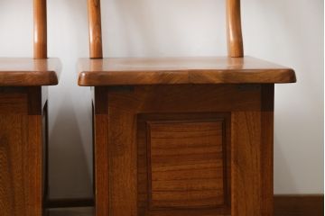 中古　伝統木芸士　石橋武士作　欅(ケヤキ)材　上質な和の空間づくりに活躍する1人掛けベンチ2脚セット(板座チェア、椅子、イス、バラ売り可能)(定価2脚で約15万6千円)(R-078666)