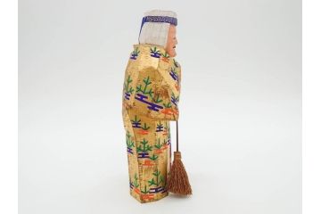 大正　春日有職　奈良人形師 染川宗進　一刀彫　尉(おじいさん)高さ約23cm/姥(おばあさん)高さ約21cm　繊細に絵付けされた高砂人形2体セット(縁起物、夫婦円満、長寿、共箱付き)(R-078686)　