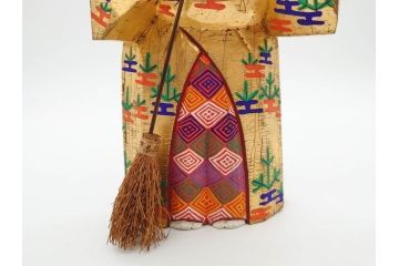 大正　春日有職　奈良人形師 染川宗進　一刀彫　尉(おじいさん)高さ約23cm/姥(おばあさん)高さ約21cm　繊細に絵付けされた高砂人形2体セット(縁起物、夫婦円満、長寿、共箱付き)(R-078686)　