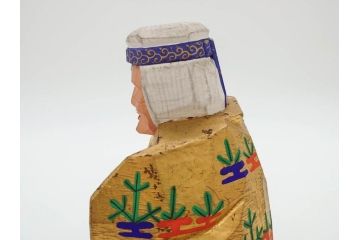 大正　春日有職　奈良人形師 染川宗進　一刀彫　尉(おじいさん)高さ約23cm/姥(おばあさん)高さ約21cm　繊細に絵付けされた高砂人形2体セット(縁起物、夫婦円満、長寿、共箱付き)(R-078686)　