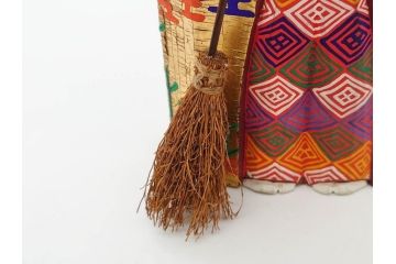 大正　春日有職　奈良人形師 染川宗進　一刀彫　尉(おじいさん)高さ約23cm/姥(おばあさん)高さ約21cm　繊細に絵付けされた高砂人形2体セット(縁起物、夫婦円満、長寿、共箱付き)(R-078686)　