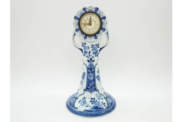 ジャンク品　ビンテージ　オランダ　DELFT(デルフト)　ブルーハンドペイント　細かな染付に匠の技が光る置時計(風車、花、フラワー、草花、風景、ヴィンテージ、陶器)(R-078694)