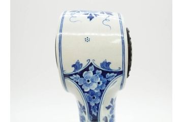 ジャンク品　ビンテージ　オランダ　DELFT(デルフト)　ブルーハンドペイント　細かな染付に匠の技が光る置時計(風車、花、フラワー、草花、風景、ヴィンテージ、陶器)(R-078694)