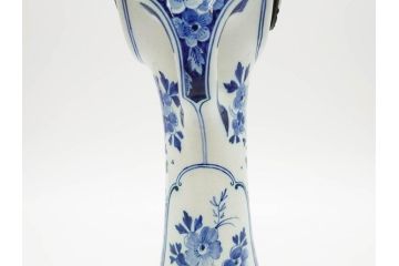 ジャンク品　ビンテージ　オランダ　DELFT(デルフト)　ブルーハンドペイント　細かな染付に匠の技が光る置時計(風車、花、フラワー、草花、風景、ヴィンテージ、陶器)(R-078694)