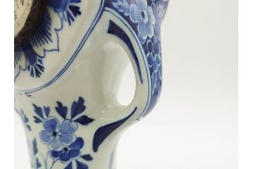 ジャンク品　ビンテージ　オランダ　DELFT(デルフト)　ブルーハンドペイント　細かな染付に匠の技が光る置時計(風車、花、フラワー、草花、風景、ヴィンテージ、陶器)(R-078694)