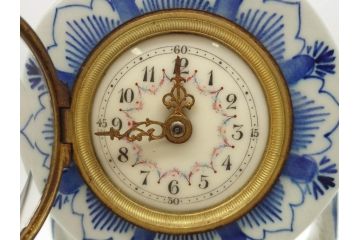 ジャンク品　ビンテージ　オランダ　DELFT(デルフト)　ブルーハンドペイント　細かな染付に匠の技が光る置時計(風車、花、フラワー、草花、風景、ヴィンテージ、陶器)(R-078694)