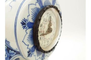 ジャンク品　ビンテージ　オランダ　DELFT(デルフト)　ブルーハンドペイント　細かな染付に匠の技が光る置時計(風車、花、フラワー、草花、風景、ヴィンテージ、陶器)(R-078694)