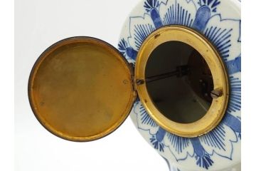 ジャンク品　ビンテージ　オランダ　DELFT(デルフト)　ブルーハンドペイント　細かな染付に匠の技が光る置時計(風車、花、フラワー、草花、風景、ヴィンテージ、陶器)(R-078694)