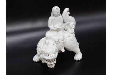 時代物　焼物　磁器　高さ 約17cm　白磁唐獅子観音像(中国?、置物、オブジェ、中国美術、仏教美術)(R-078696)