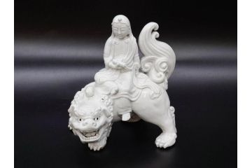 時代物　焼物　磁器　高さ 約17cm　白磁唐獅子観音像(中国?、置物、オブジェ、中国美術、仏教美術)(R-078696)
