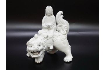 時代物　焼物　磁器　高さ 約17cm　白磁唐獅子観音像(中国?、置物、オブジェ、中国美術、仏教美術)(R-078696)