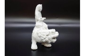 時代物　焼物　磁器　高さ 約17cm　白磁唐獅子観音像(中国?、置物、オブジェ、中国美術、仏教美術)(R-078696)