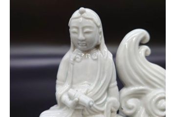 時代物　焼物　磁器　高さ 約17cm　白磁唐獅子観音像(中国?、置物、オブジェ、中国美術、仏教美術)(R-078696)