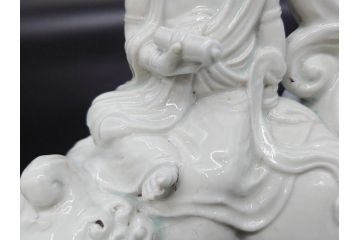 時代物　焼物　磁器　高さ 約17cm　白磁唐獅子観音像(中国?、置物、オブジェ、中国美術、仏教美術)(R-078696)