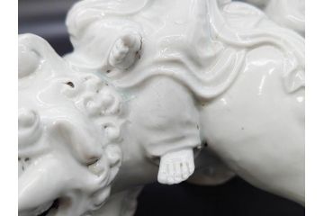 時代物　焼物　磁器　高さ 約17cm　白磁唐獅子観音像(中国?、置物、オブジェ、中国美術、仏教美術)(R-078696)
