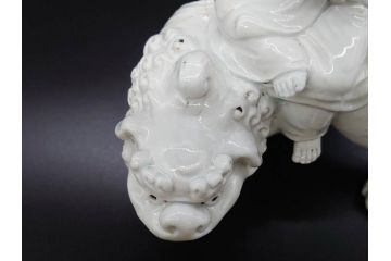 時代物　焼物　磁器　高さ 約17cm　白磁唐獅子観音像(中国?、置物、オブジェ、中国美術、仏教美術)(R-078696)