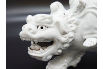 時代物　焼物　磁器　高さ 約17cm　白磁唐獅子観音像(中国?、置物、オブジェ、中国美術、仏教美術)(R-078696)