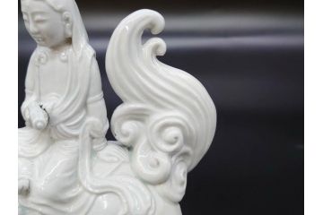 時代物　焼物　磁器　高さ 約17cm　白磁唐獅子観音像(中国?、置物、オブジェ、中国美術、仏教美術)(R-078696)