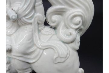時代物　焼物　磁器　高さ 約17cm　白磁唐獅子観音像(中国?、置物、オブジェ、中国美術、仏教美術)(R-078696)