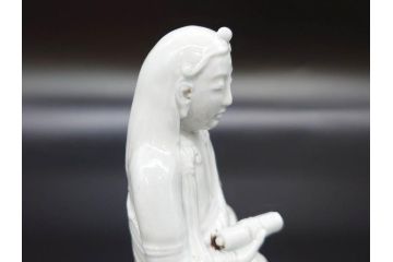 時代物　焼物　磁器　高さ 約17cm　白磁唐獅子観音像(中国?、置物、オブジェ、中国美術、仏教美術)(R-078696)