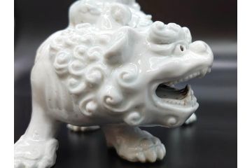 時代物　焼物　磁器　高さ 約17cm　白磁唐獅子観音像(中国?、置物、オブジェ、中国美術、仏教美術)(R-078696)