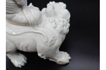 時代物　焼物　磁器　高さ 約17cm　白磁唐獅子観音像(中国?、置物、オブジェ、中国美術、仏教美術)(R-078696)