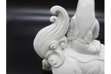 時代物　焼物　磁器　高さ 約17cm　白磁唐獅子観音像(中国?、置物、オブジェ、中国美術、仏教美術)(R-078696)