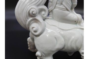 時代物　焼物　磁器　高さ 約17cm　白磁唐獅子観音像(中国?、置物、オブジェ、中国美術、仏教美術)(R-078696)