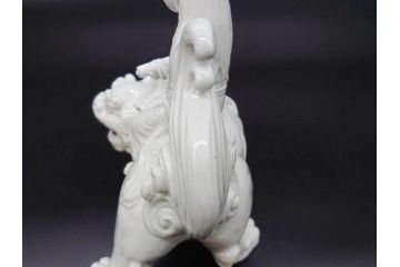 時代物　焼物　磁器　高さ 約17cm　白磁唐獅子観音像(中国?、置物、オブジェ、中国美術、仏教美術)(R-078696)