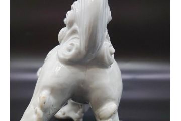 時代物　焼物　磁器　高さ 約17cm　白磁唐獅子観音像(中国?、置物、オブジェ、中国美術、仏教美術)(R-078696)