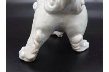 時代物　焼物　磁器　高さ 約17cm　白磁唐獅子観音像(中国?、置物、オブジェ、中国美術、仏教美術)(R-078696)