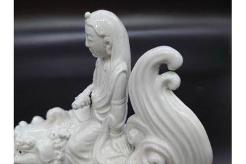 時代物　焼物　磁器　高さ 約17cm　白磁唐獅子観音像(中国?、置物、オブジェ、中国美術、仏教美術)(R-078696)