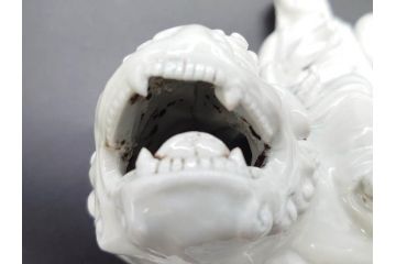時代物　焼物　磁器　高さ 約17cm　白磁唐獅子観音像(中国?、置物、オブジェ、中国美術、仏教美術)(R-078696)