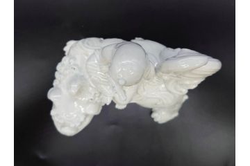時代物　焼物　磁器　高さ 約17cm　白磁唐獅子観音像(中国?、置物、オブジェ、中国美術、仏教美術)(R-078696)