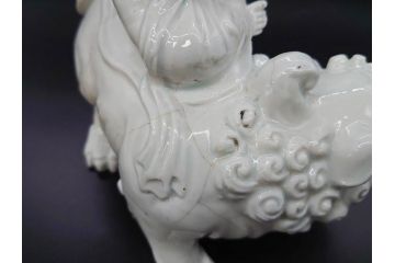 時代物　焼物　磁器　高さ 約17cm　白磁唐獅子観音像(中国?、置物、オブジェ、中国美術、仏教美術)(R-078696)